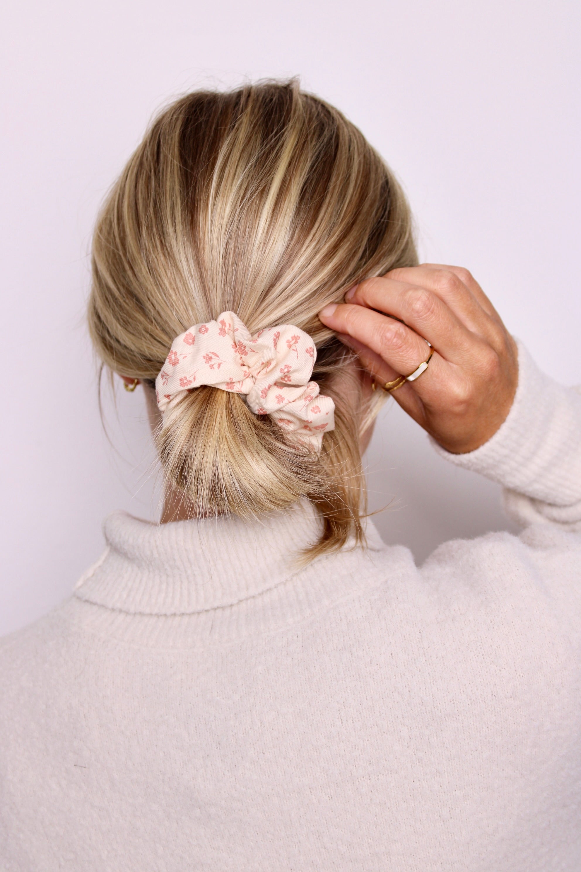 Petals & Cream Scrunchie - ElleaShop