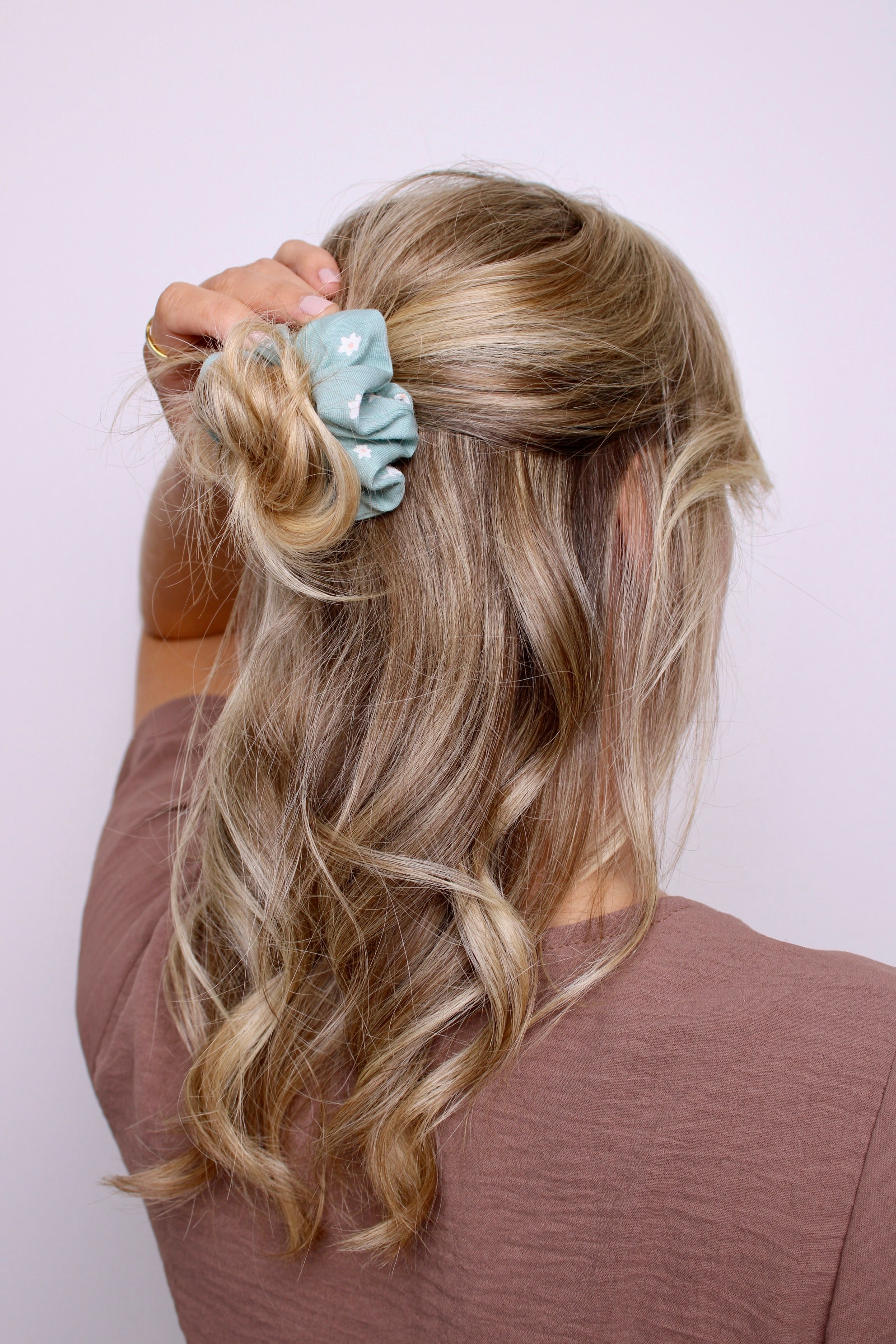 Blue Daisies Scrunchie - ElleaShop