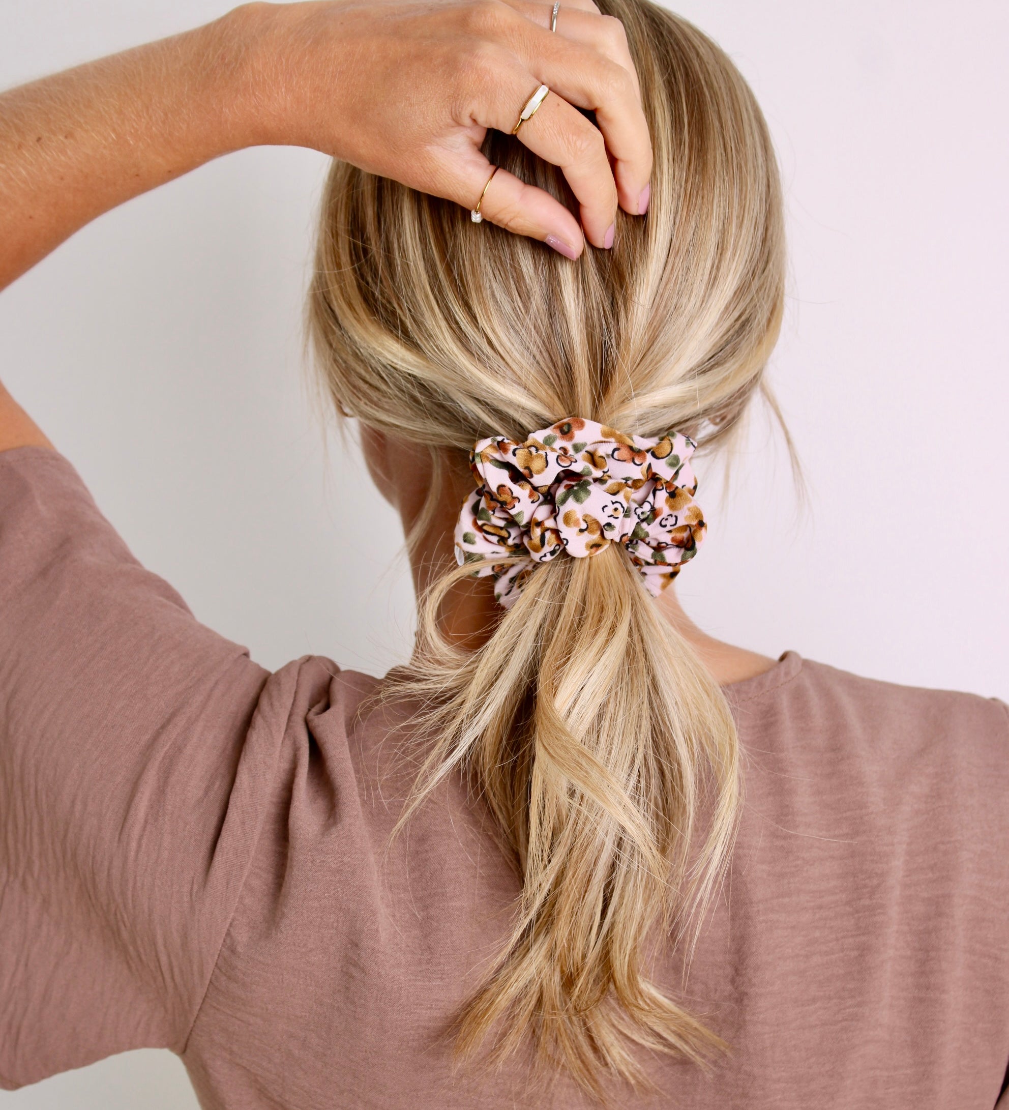 Blush Garden Scrunchie - ElleaShop