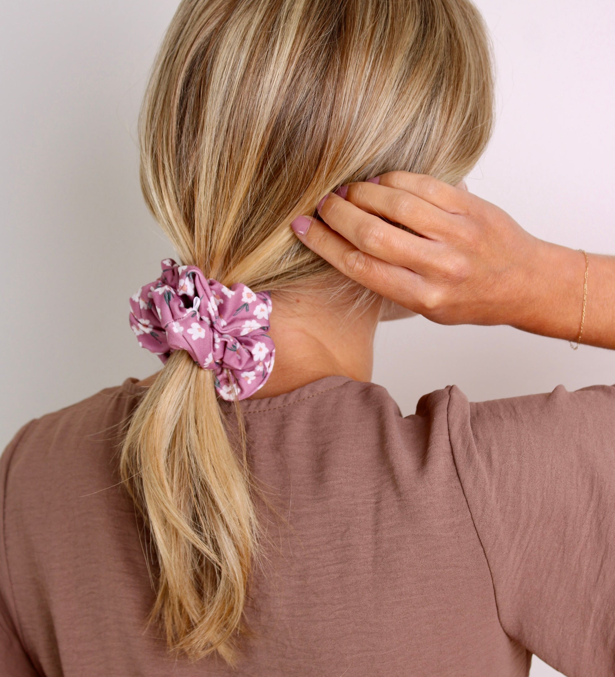 Mauve Daisy Scrunchie - ElleaShop