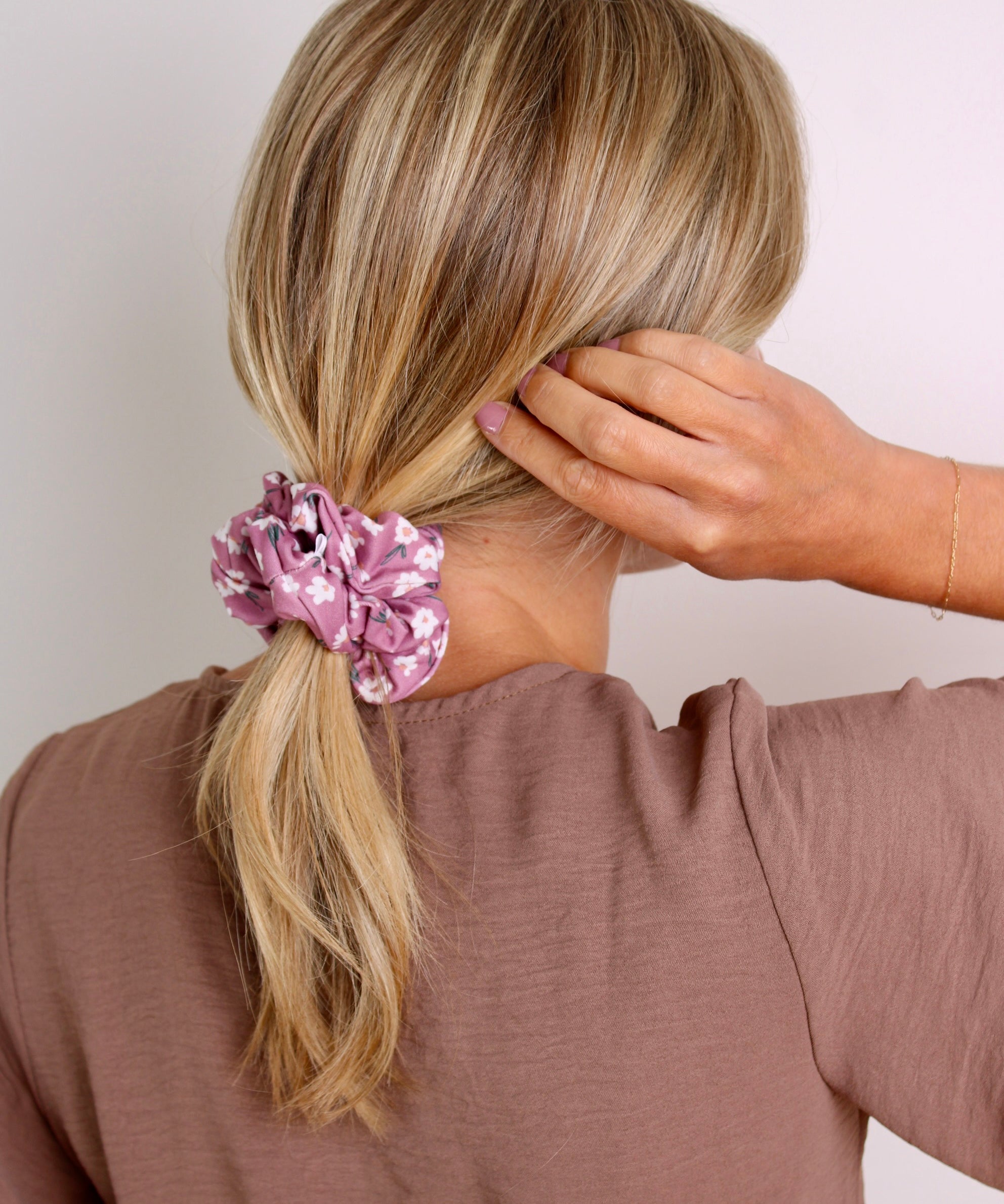 Mauve Daisy Scrunchie - ElleaShop