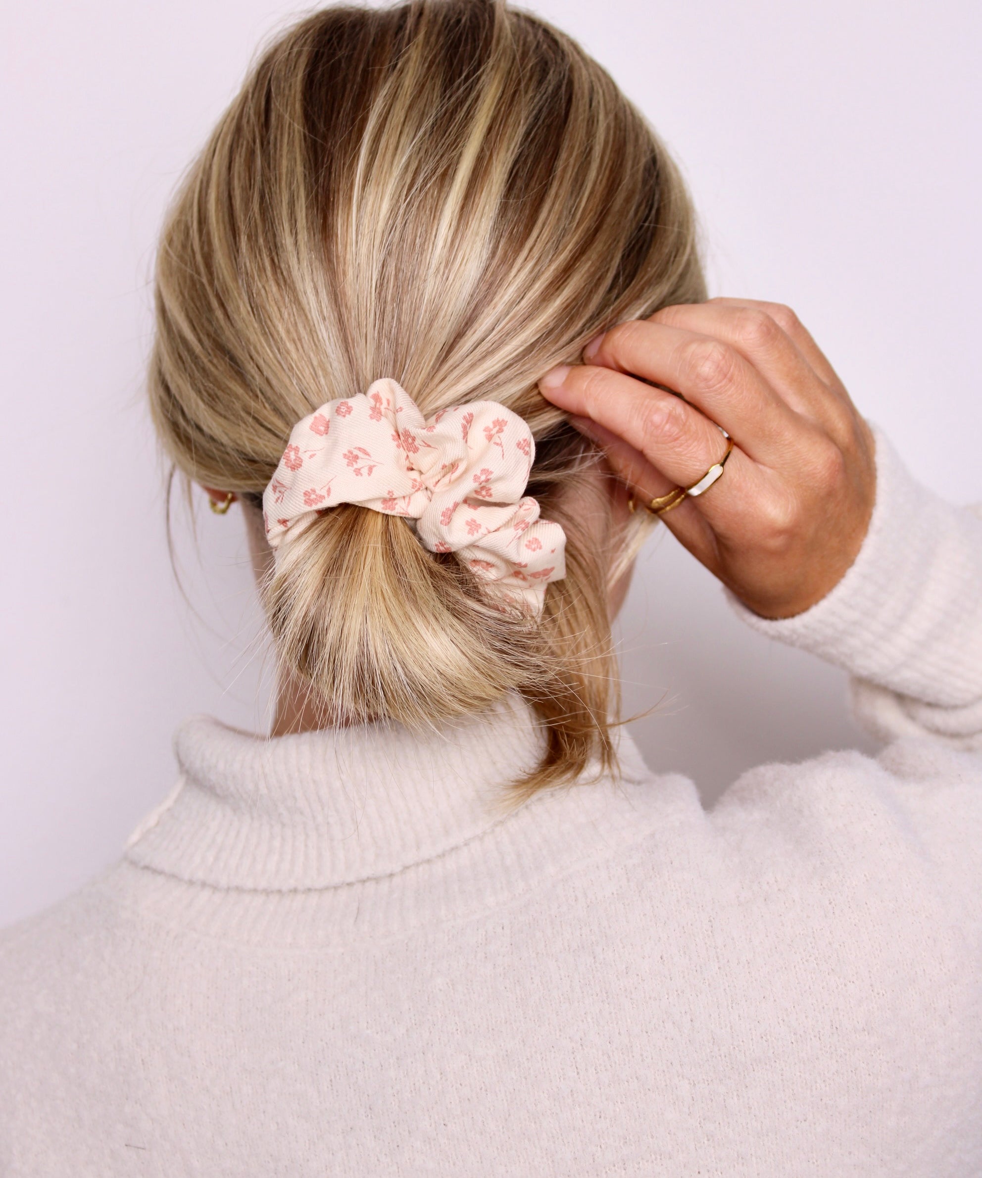 Petals & Cream Scrunchie - ElleaShop