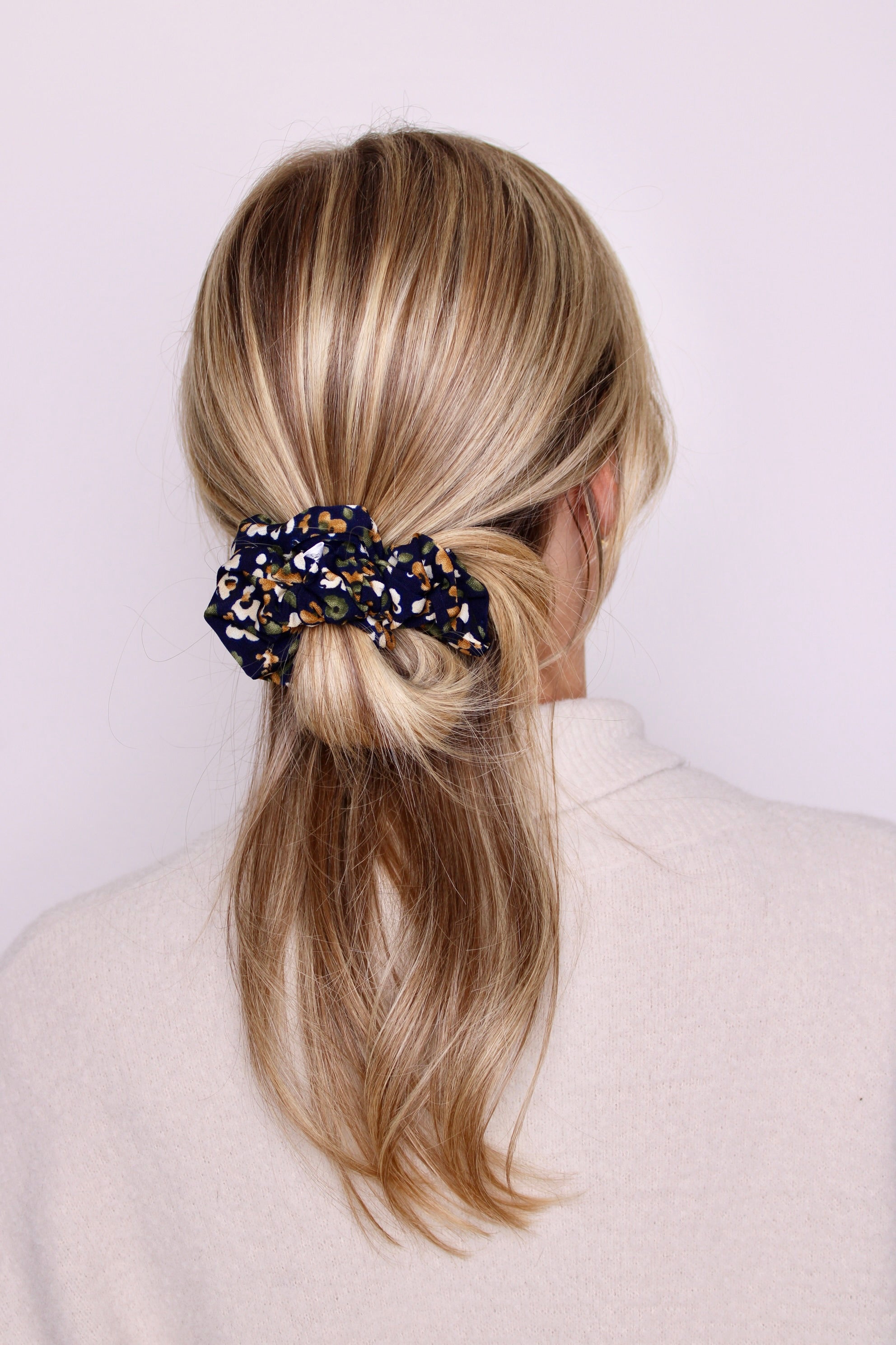 Navy Garden Scrunchie - ElleaShop