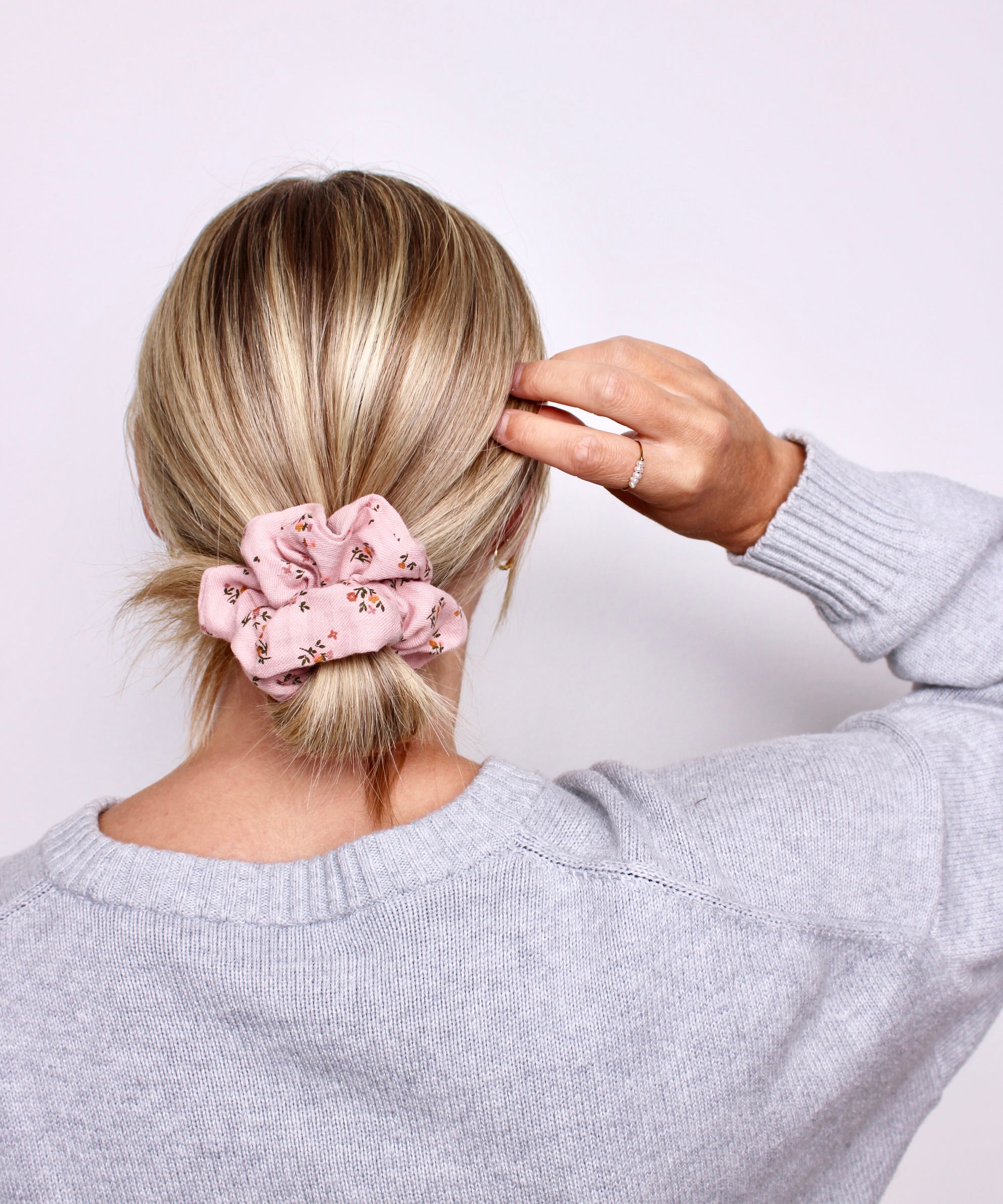 Daisy Rose Scrunchie - ElleaShop