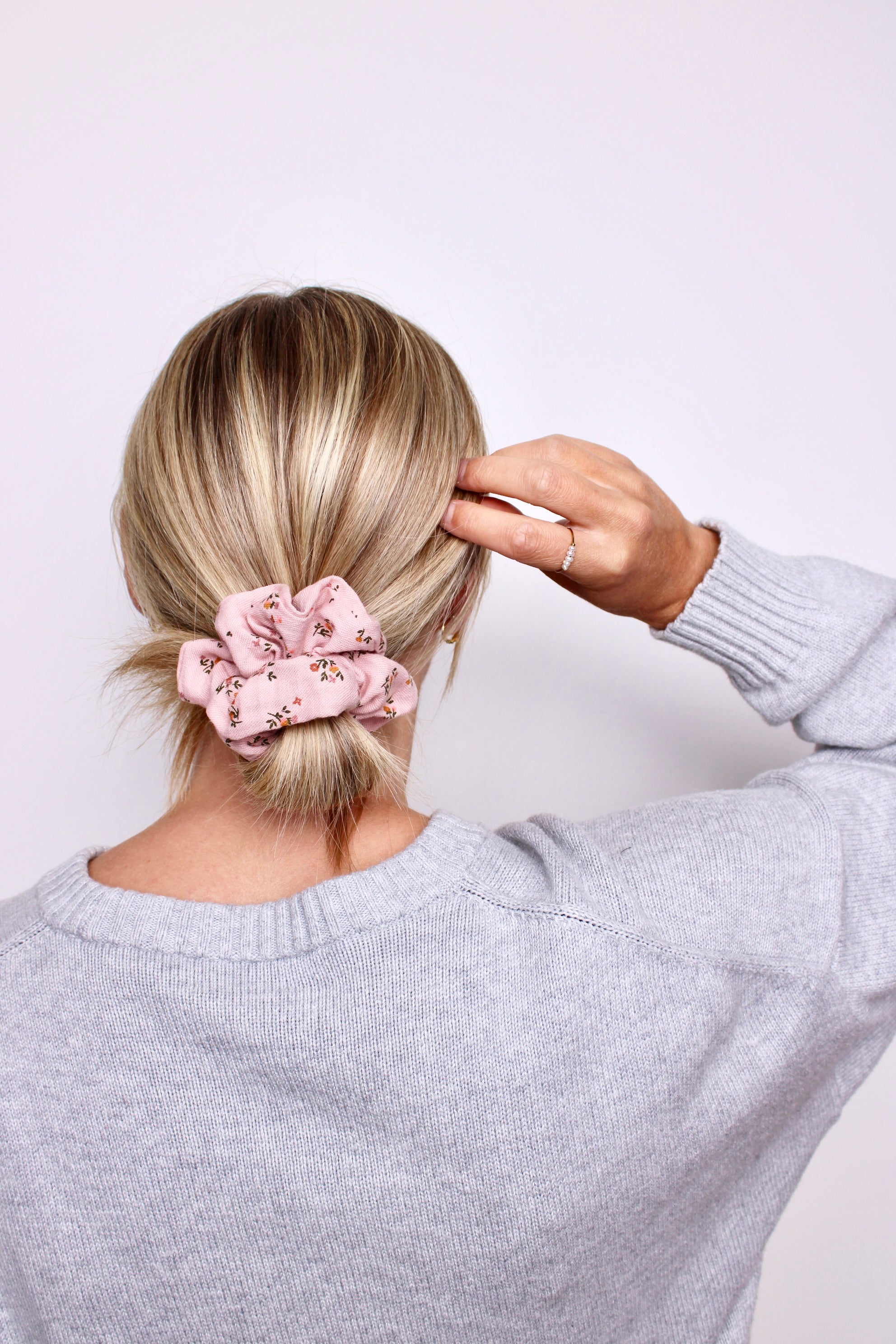 Daisy Rose Scrunchie - ElleaShop