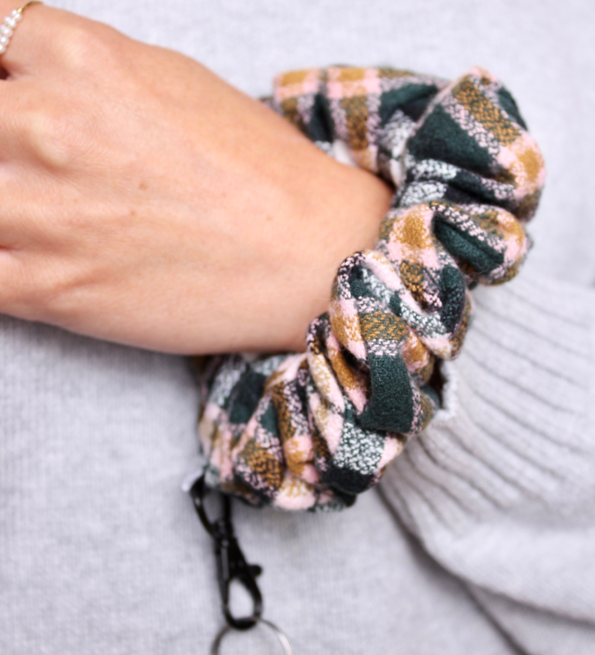 Northern Plaid ScrunchKey - ElleaShop