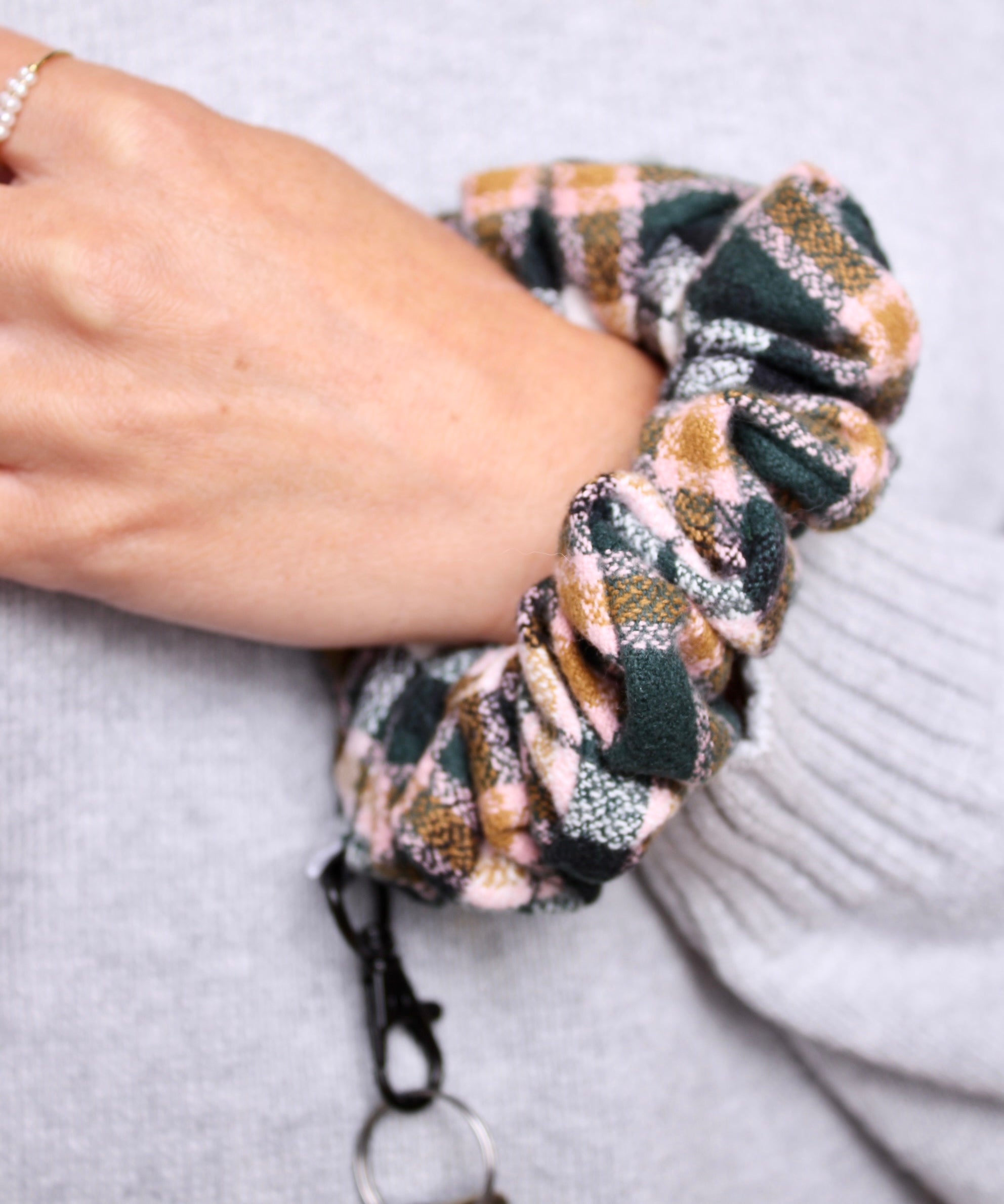 Northern Plaid ScrunchKey - ElleaShop