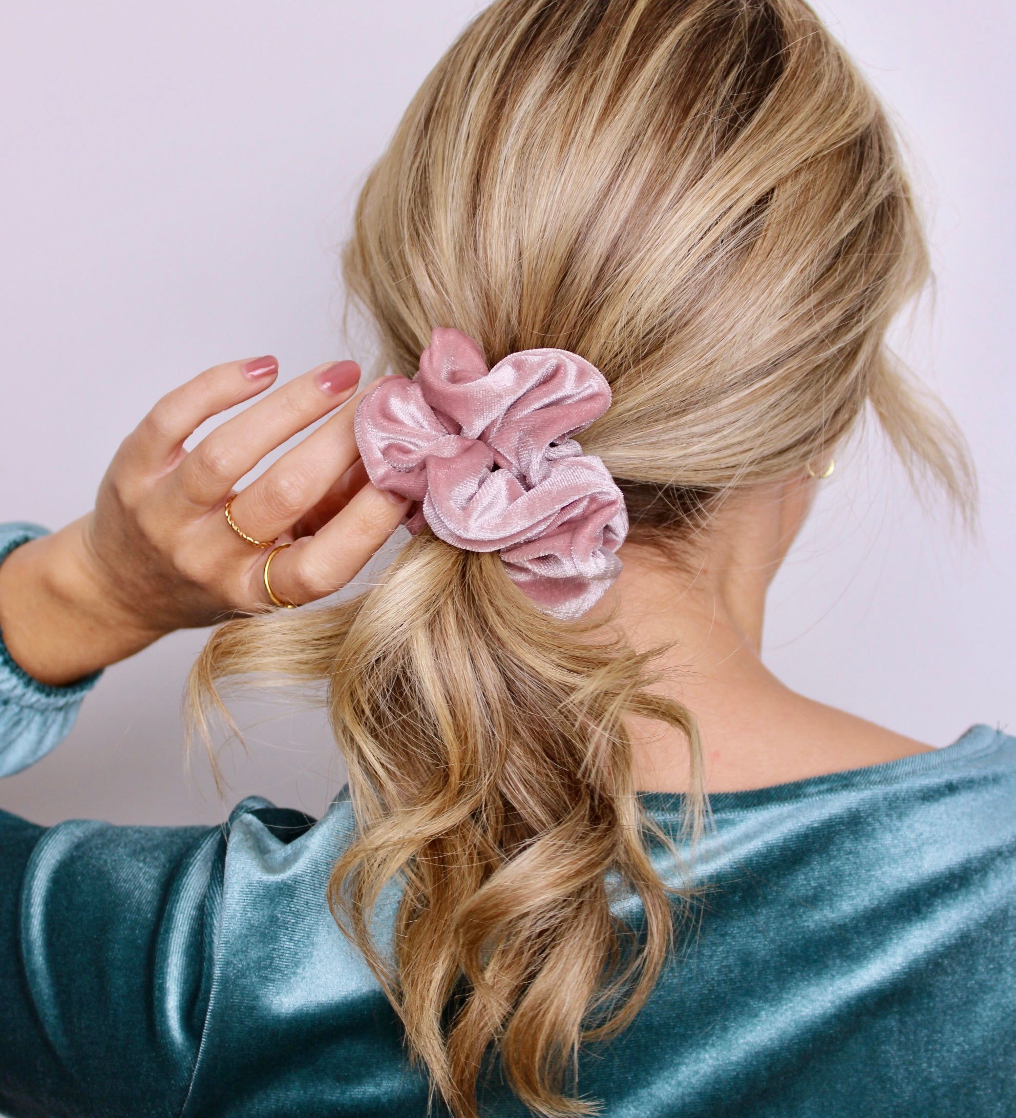 Rosé Velvet Scrunchie - ElleaShop