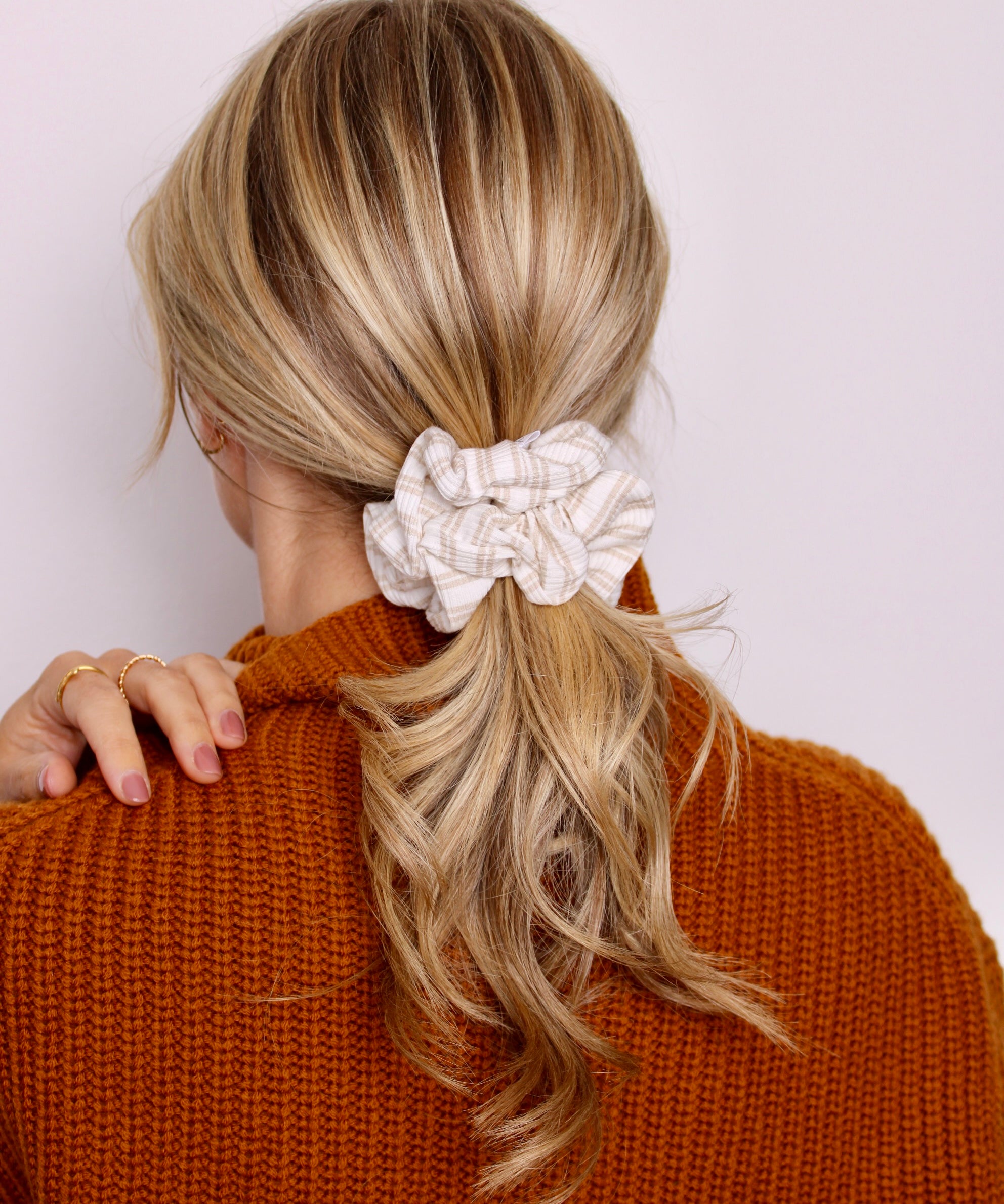 Creamy Stripe Scrunchie - ElleaShop
