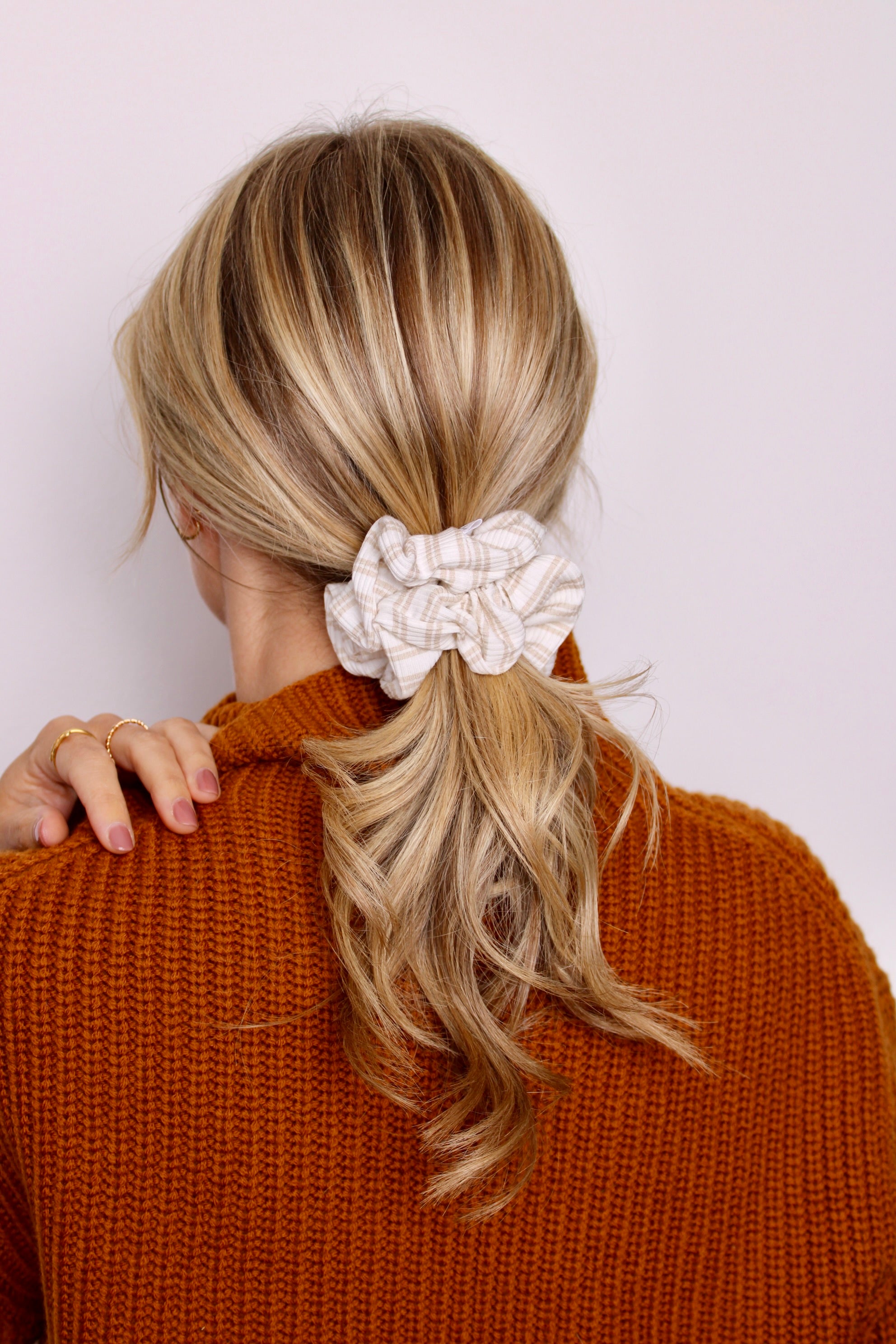 Creamy Stripe Scrunchie - ElleaShop