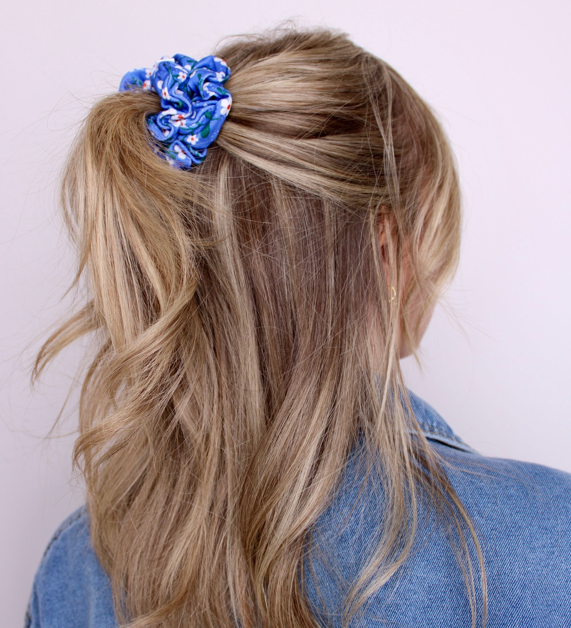 Blue Marguerite Scrunchie - ElleaShop