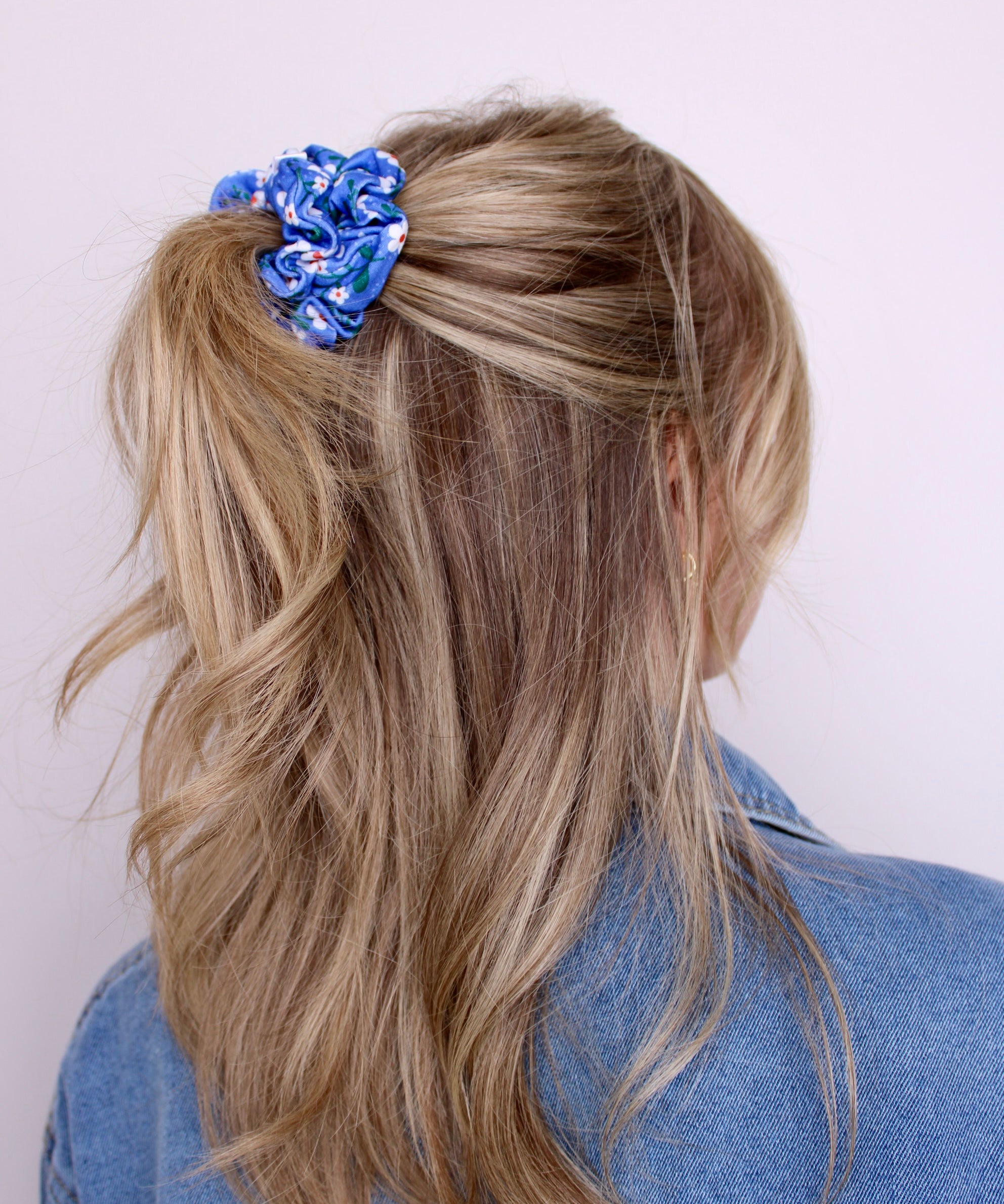 Blue Marguerite Scrunchie - ElleaShop
