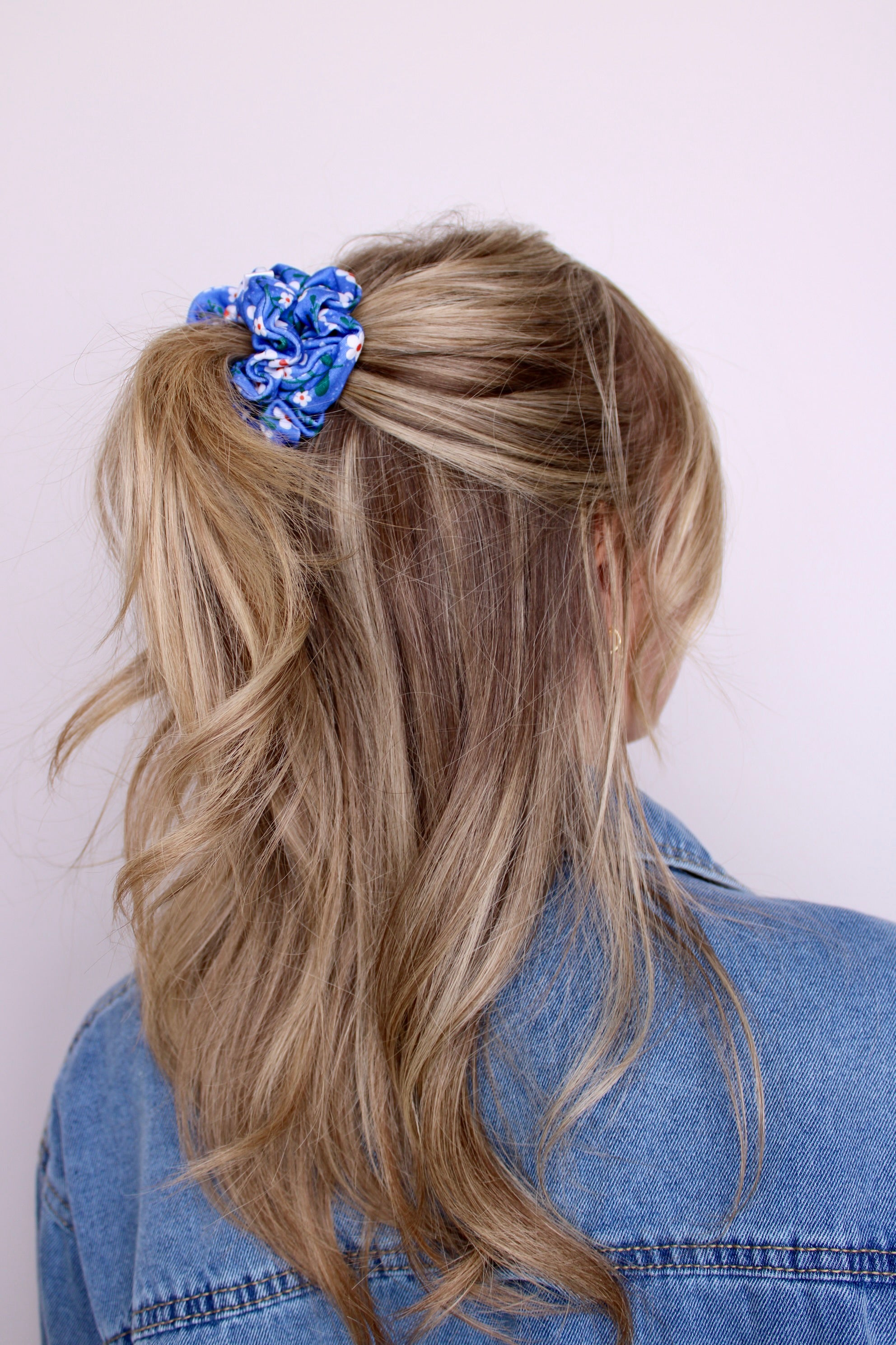 Blue Marguerite Scrunchie - ElleaShop