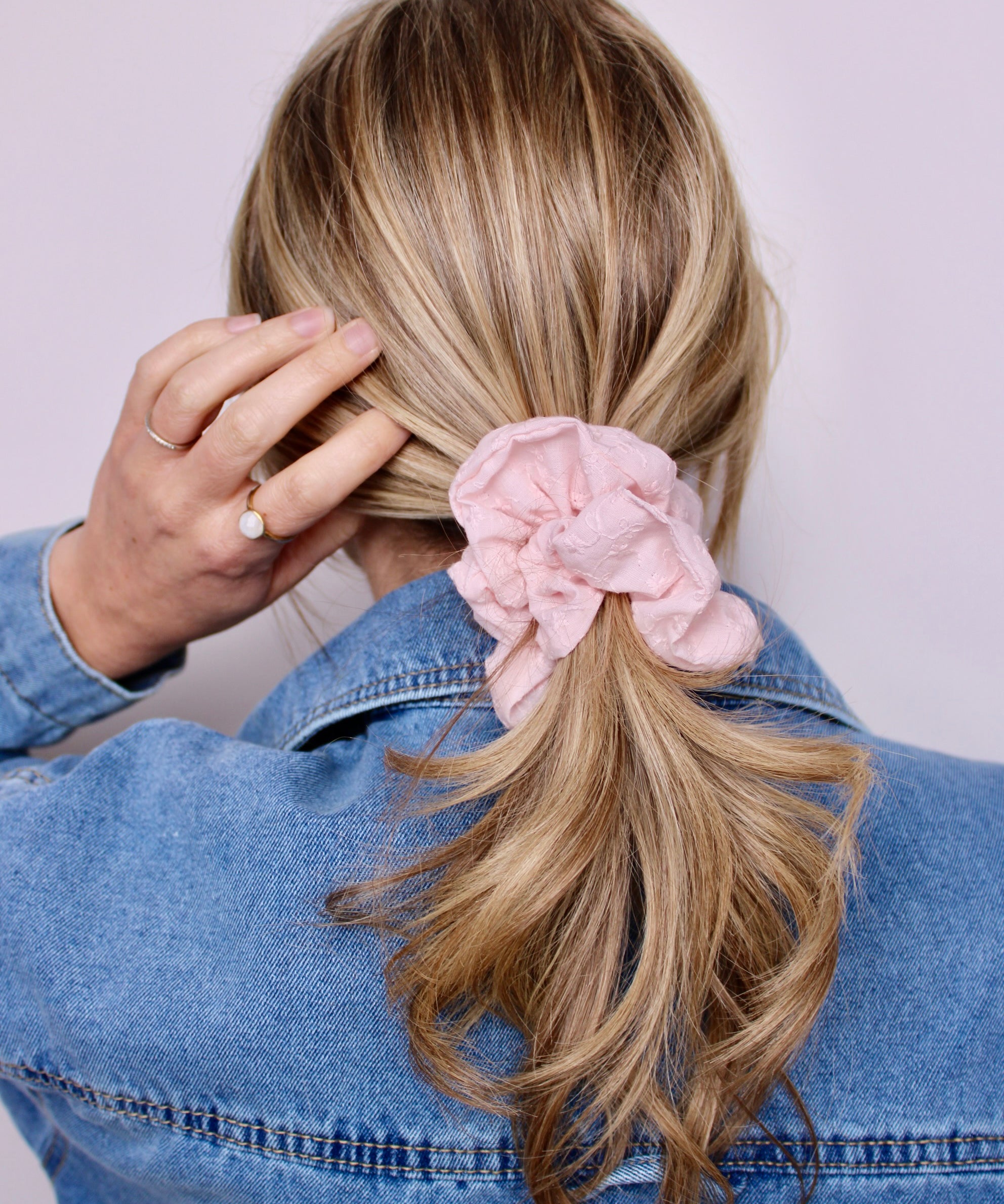 Blush Flowers Scrunchie - ElleaShop