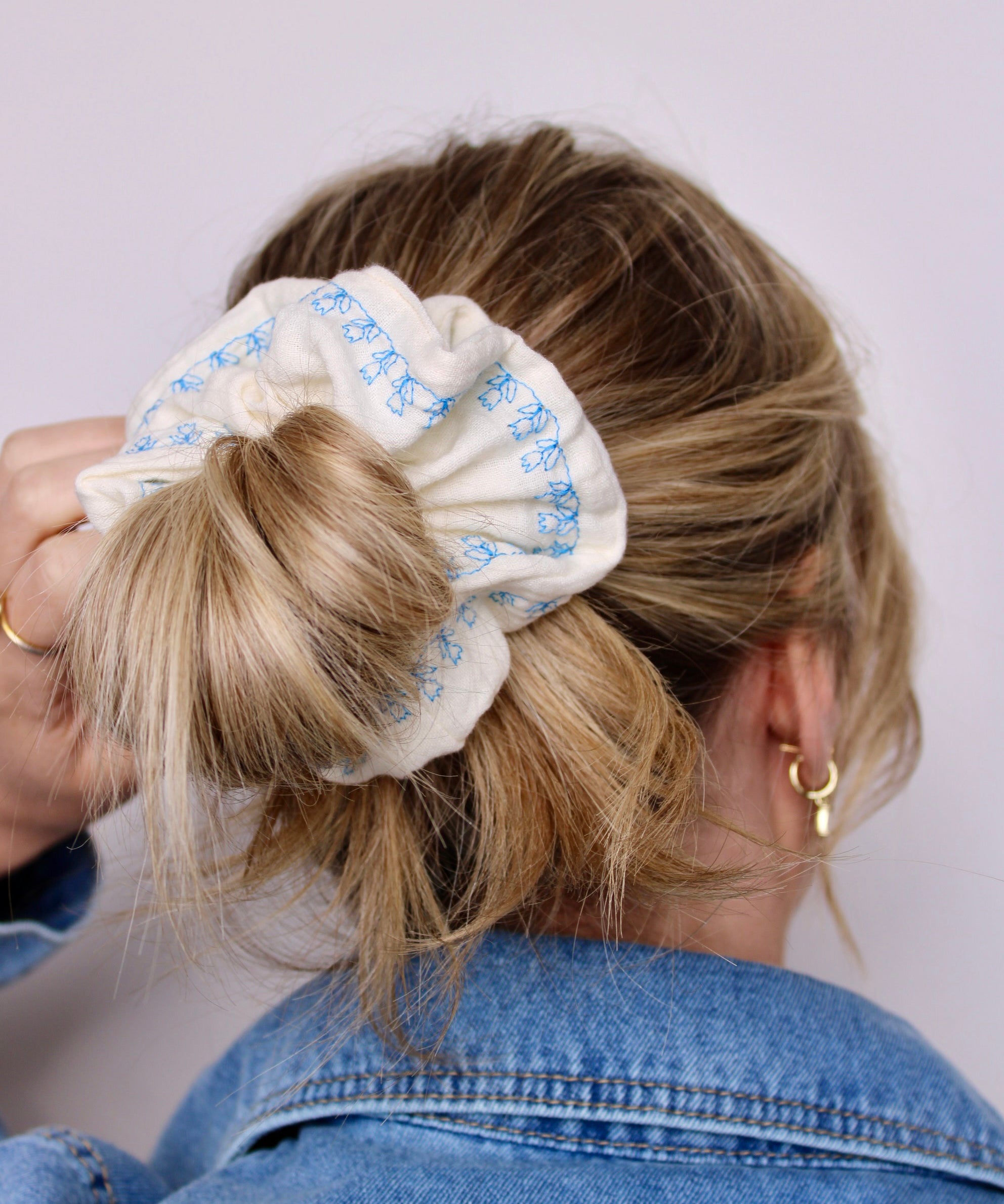 Ivory Stitch Roses Scrunchie - ElleaShop