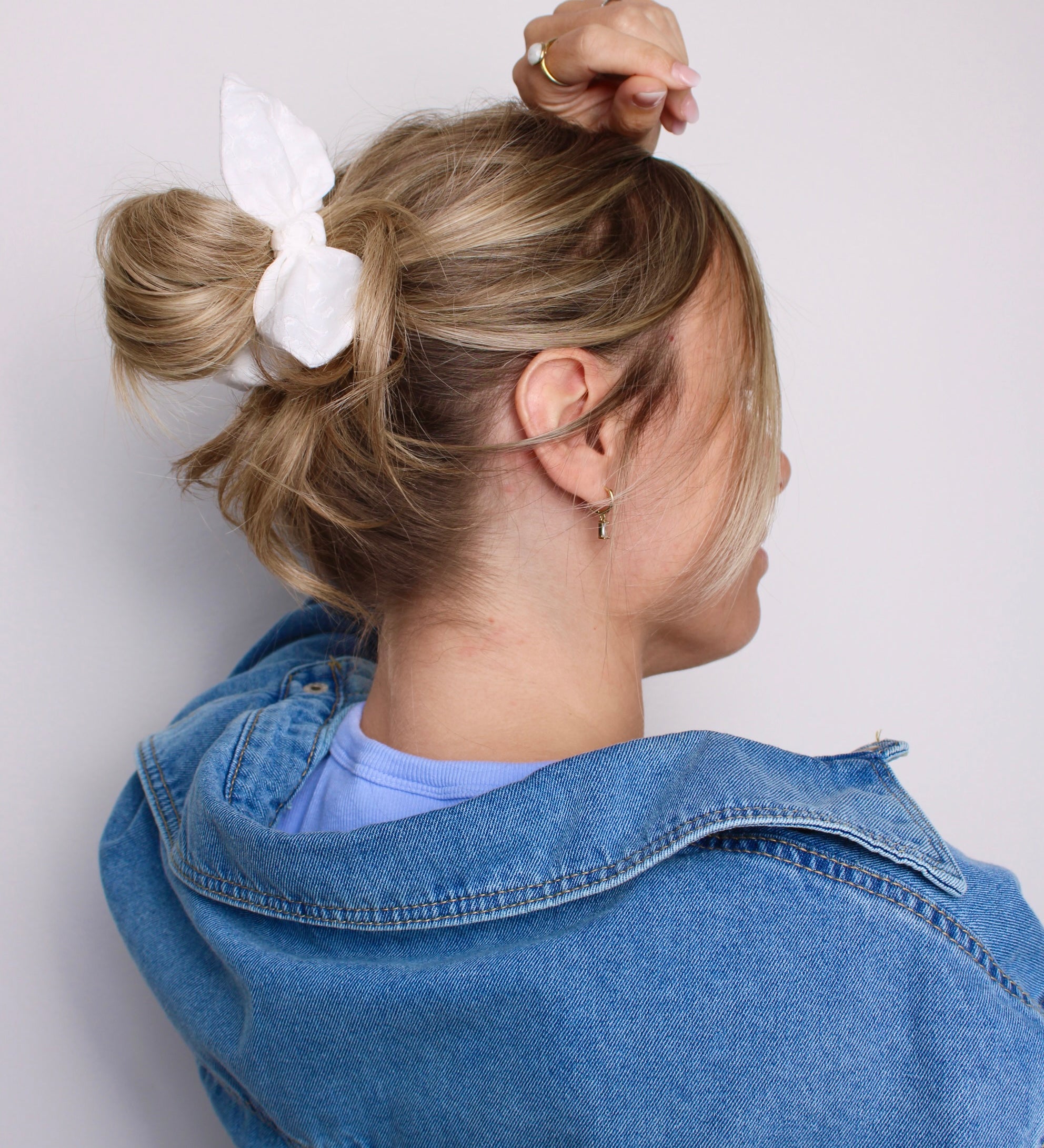 White Flowers Bow Scrunchie - ElleaShop