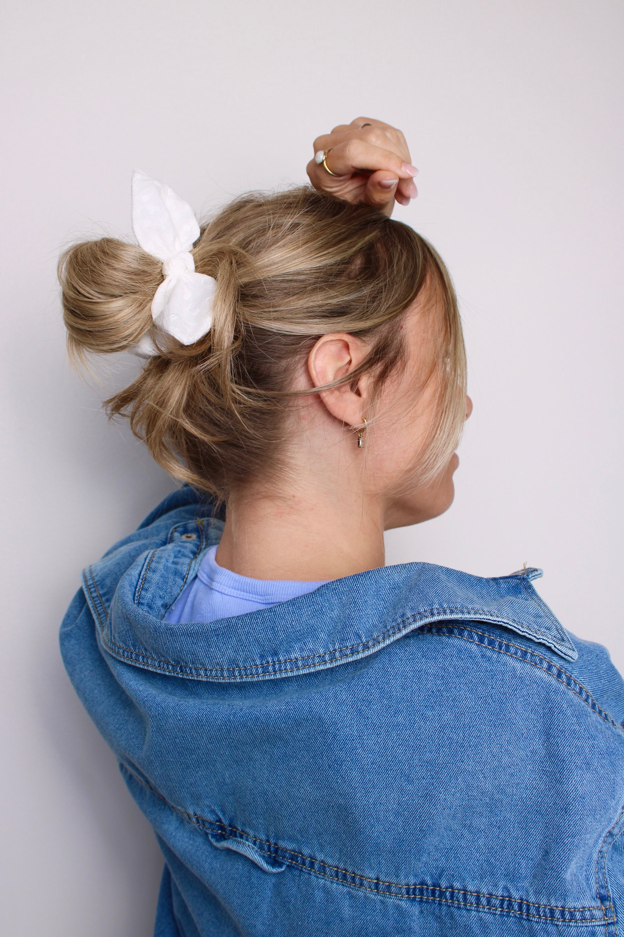 White Flowers Bow Scrunchie - ElleaShop
