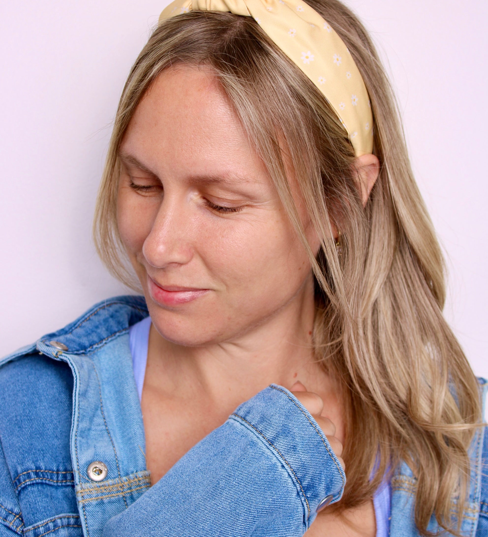 Buttercup Daisy Knotted Headband - ElleaShop