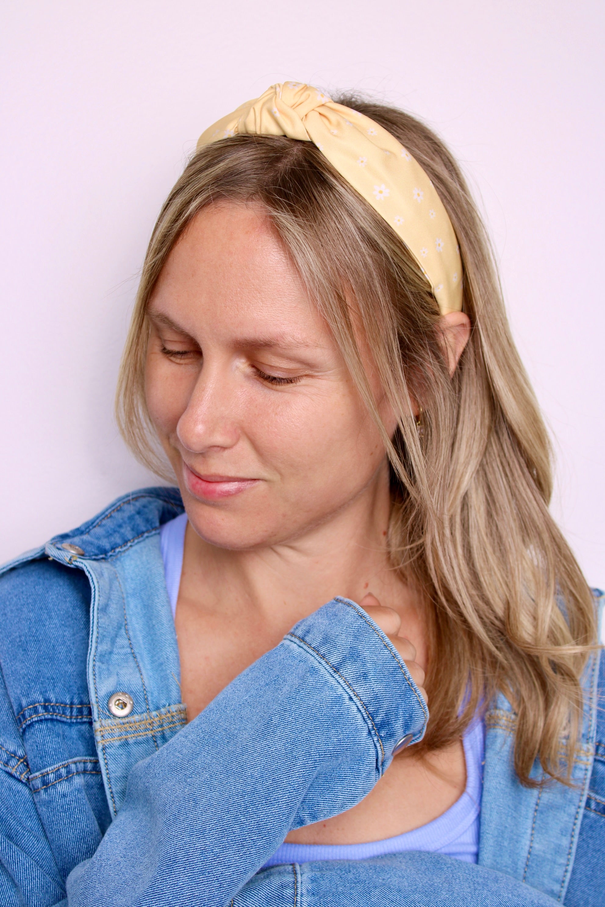 Buttercup Daisy Knotted Headband - ElleaShop