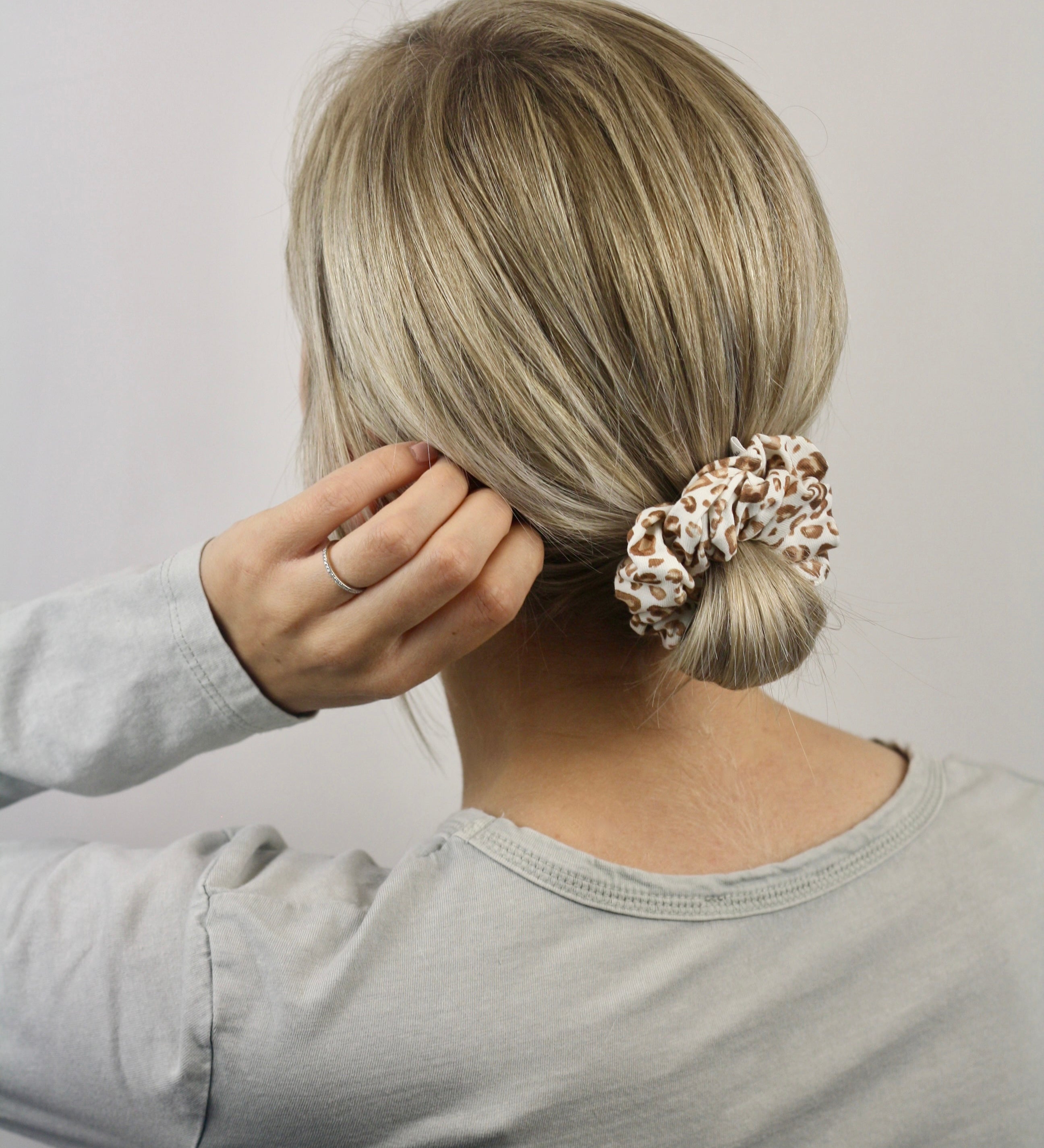 Classic Leopard Scrunchie - ElleaShop